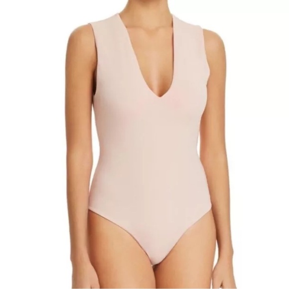 Alice + Olivia Tops - Alice + Olivia Marley Sleeveless Thing V-neck Blush Nude Bodysuit Women’s Sz XS